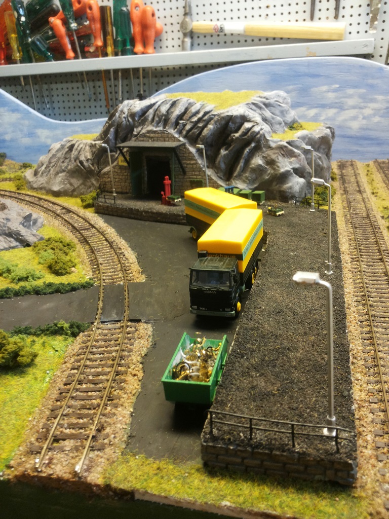 Bergsförrådets lastkaj för lastbil samt järnväg