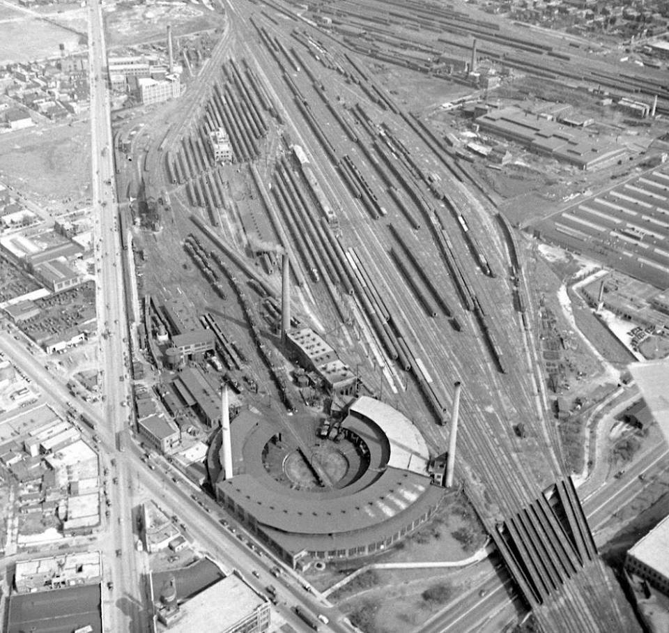 Milwaukee Road Western Ave.Coach Yard and roundhouse.jpg