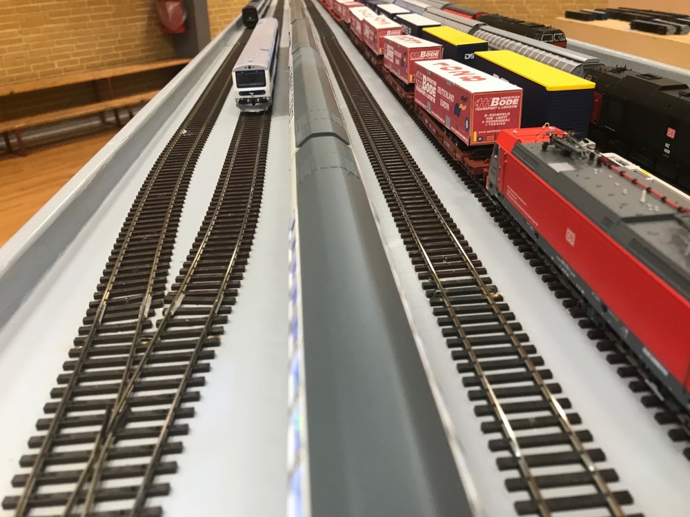 Spedition Bode 3,5m långt trailertåg kör från Tyskland genom Danmark med varor för Lidl till kombiterminal norr om Stockholm