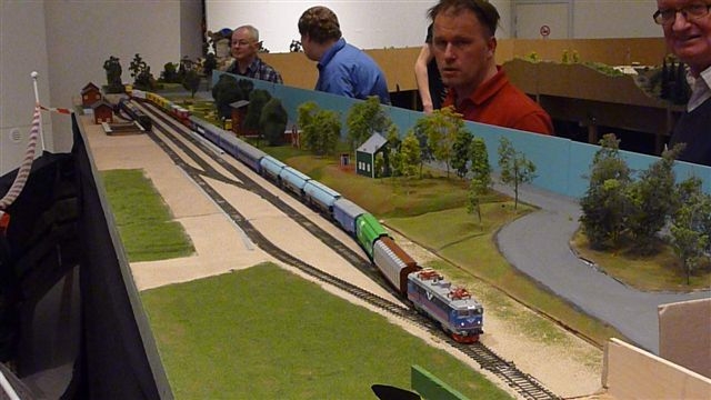 TM14 irriterande überlångt tåg b.JPG