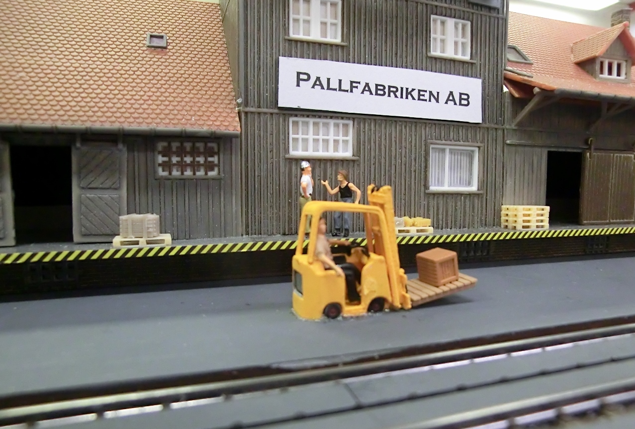 Hårda ord växlades på lastbryggan men truckis brydde sig inte!