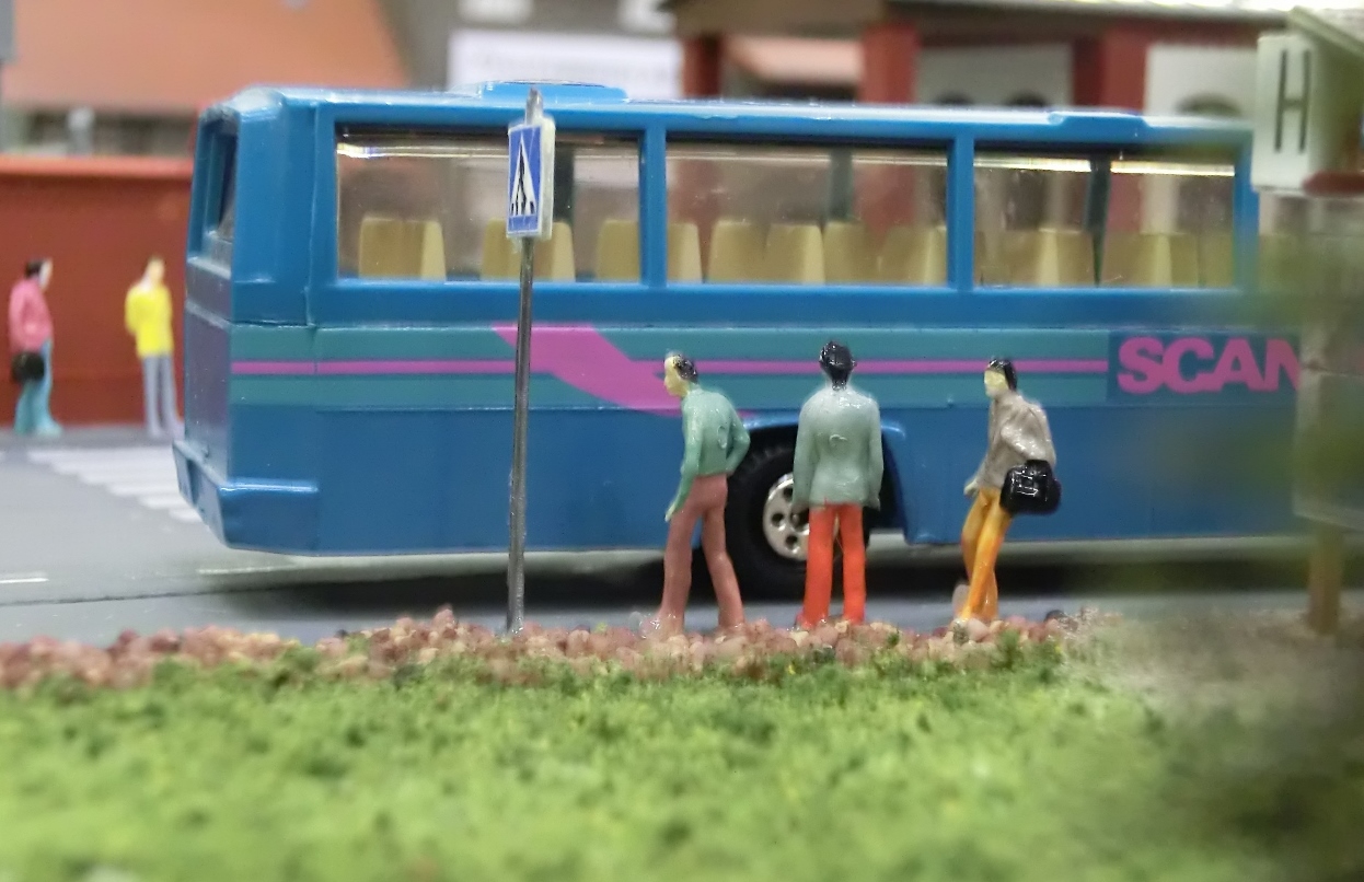 Alla bara väntar på att bussen ska passera så man får inviga det nya övergångsstället!