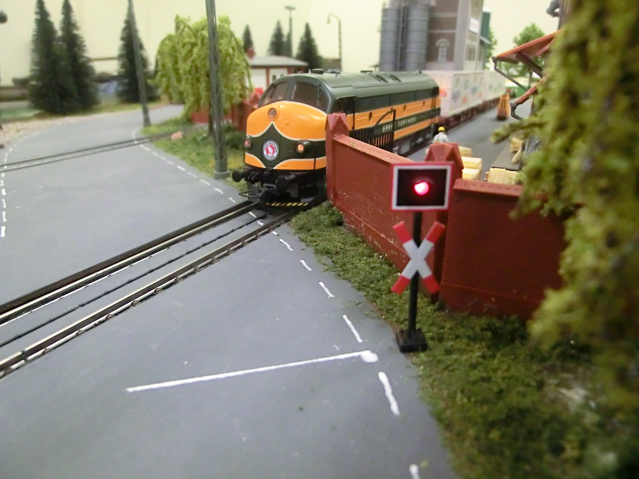 Signalen lyser rött, tåg på vägen!