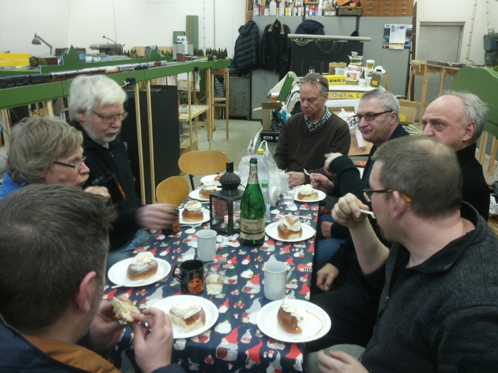 Fika efter invigningen av Krutforsen