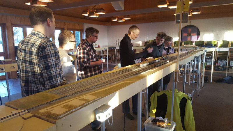 Samling vid pumpen. Dirigent Erik delar ut instruktioner till lydiga deltagare.